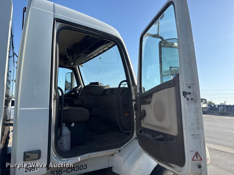 image for item ET6043 2014 Volvo VNL semi truck