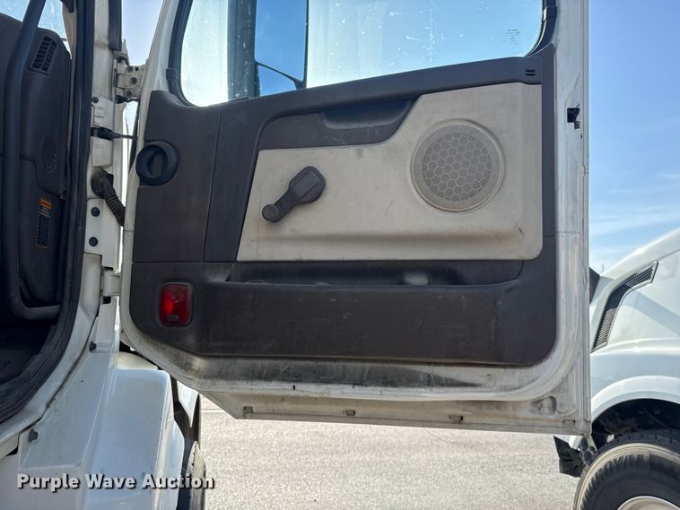 image for item ET6043 2014 Volvo VNL semi truck