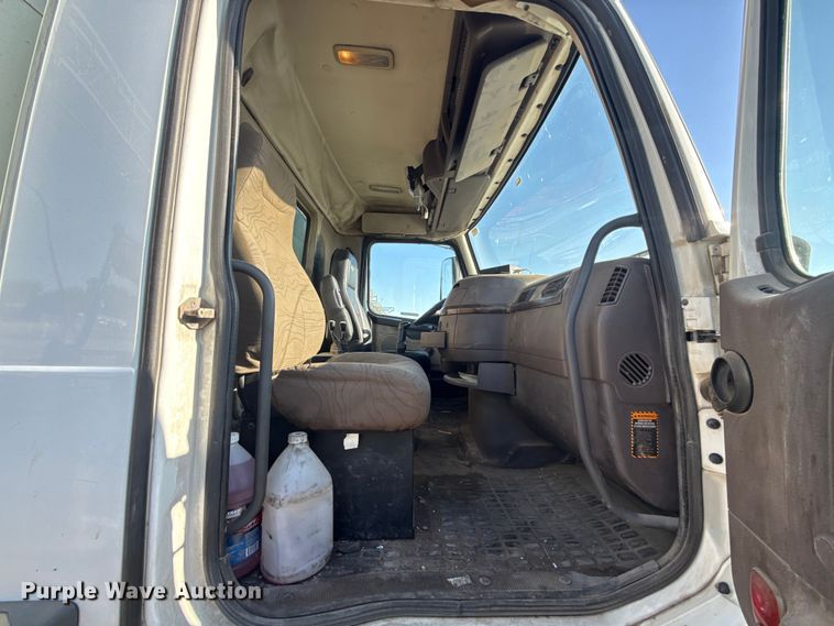 image for item ET6043 2014 Volvo VNL semi truck