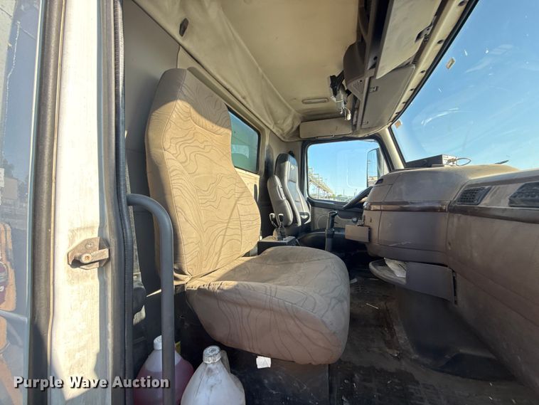 image for item ET6043 2014 Volvo VNL semi truck