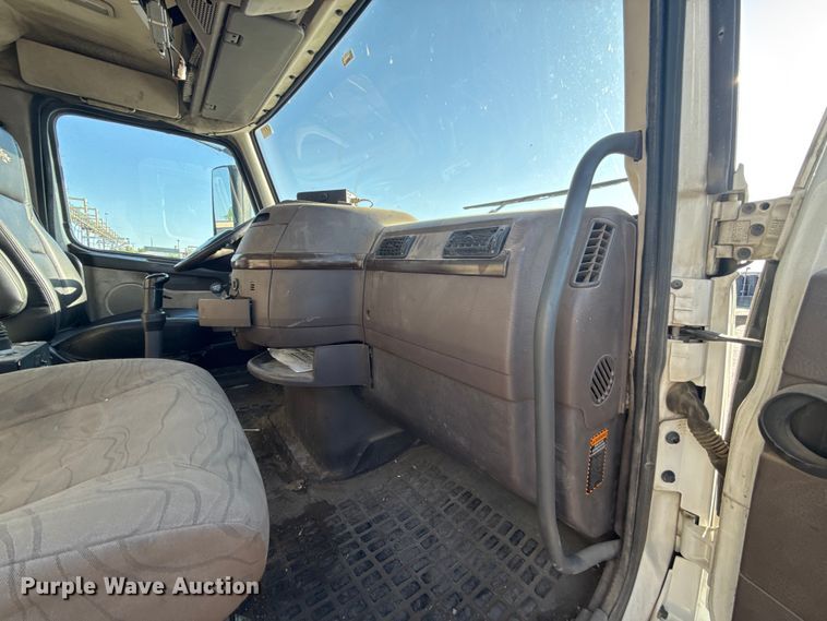 image for item ET6043 2014 Volvo VNL semi truck