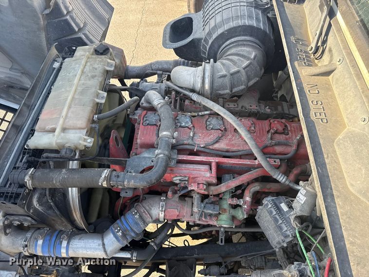 image for item ET6043 2014 Volvo VNL semi truck