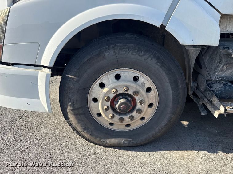 image for item ET6043 2014 Volvo VNL semi truck