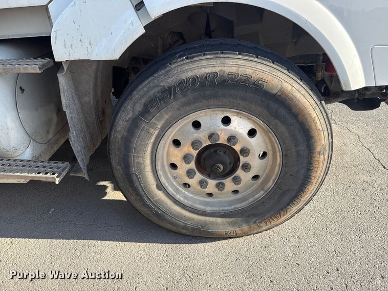 image for item ET6043 2014 Volvo VNL semi truck