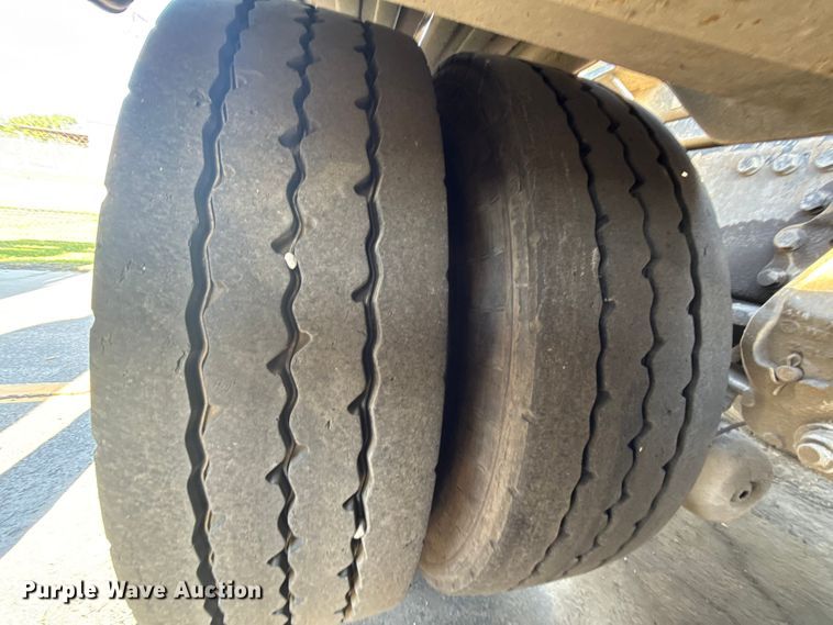 image for item ET6043 2014 Volvo VNL semi truck