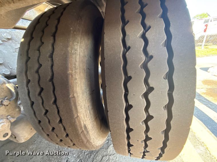 image for item ET6043 2014 Volvo VNL semi truck