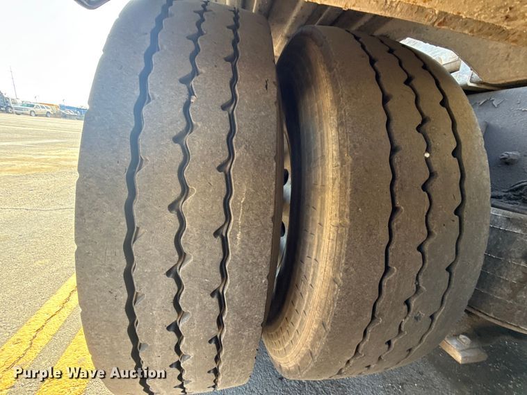 image for item ET6043 2014 Volvo VNL semi truck