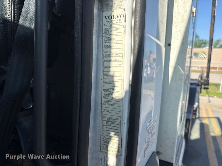 image for item ET6043 2014 Volvo VNL semi truck