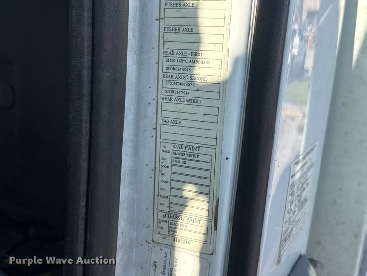 image for item ET6043 2014 Volvo VNL semi truck