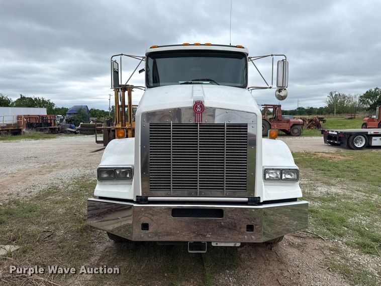 image for item ET6047 2011 Kenworth T8 Series semi truck