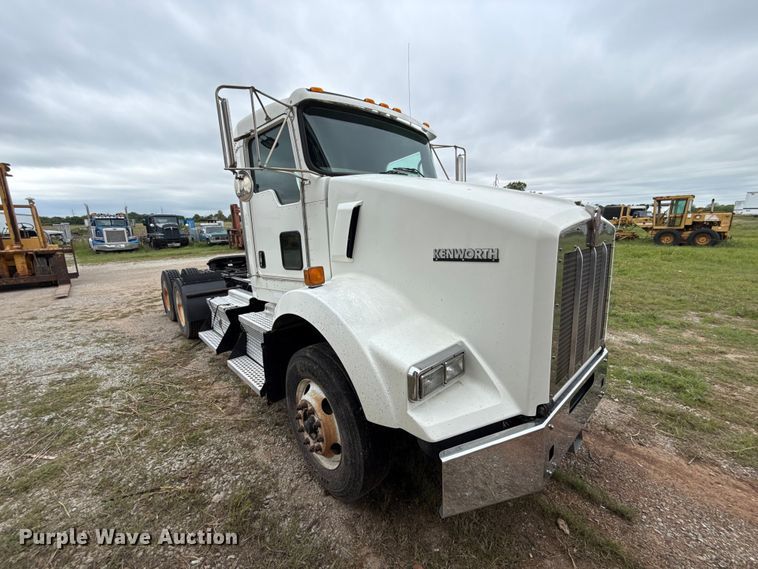 image for item ET6047 2011 Kenworth T8 Series semi truck
