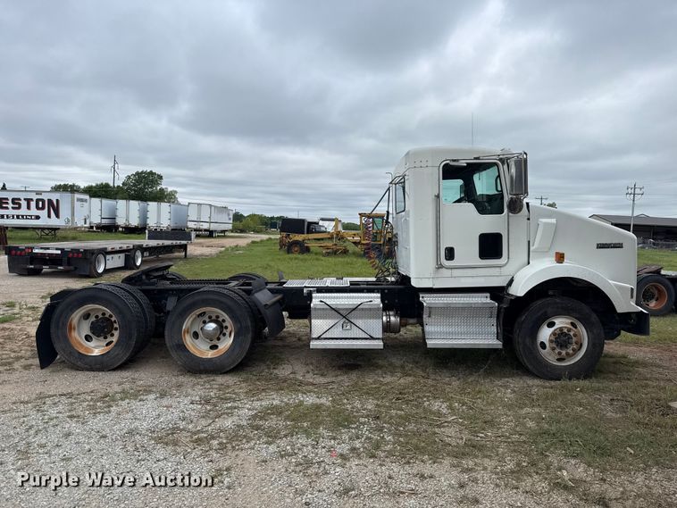 image for item ET6047 2011 Kenworth T8 Series semi truck