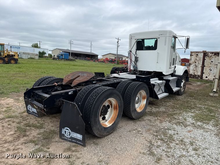 image for item ET6047 2011 Kenworth T8 Series semi truck