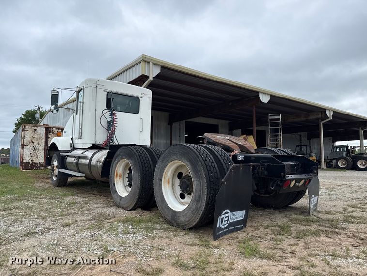 image for item ET6047 2011 Kenworth T8 Series semi truck
