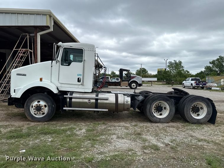 image for item ET6047 2011 Kenworth T8 Series semi truck