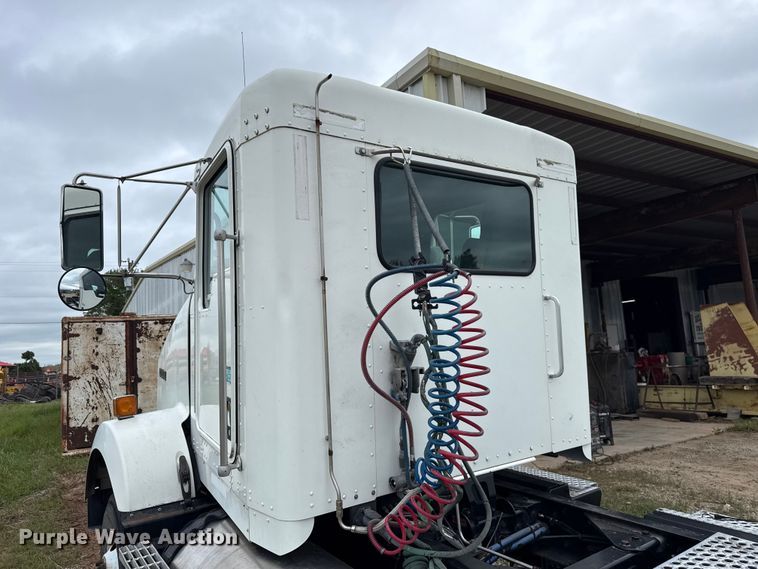 image for item ET6047 2011 Kenworth T8 Series semi truck