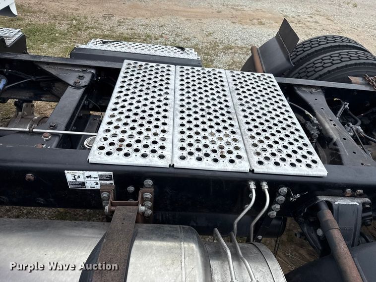 image for item ET6047 2011 Kenworth T8 Series semi truck