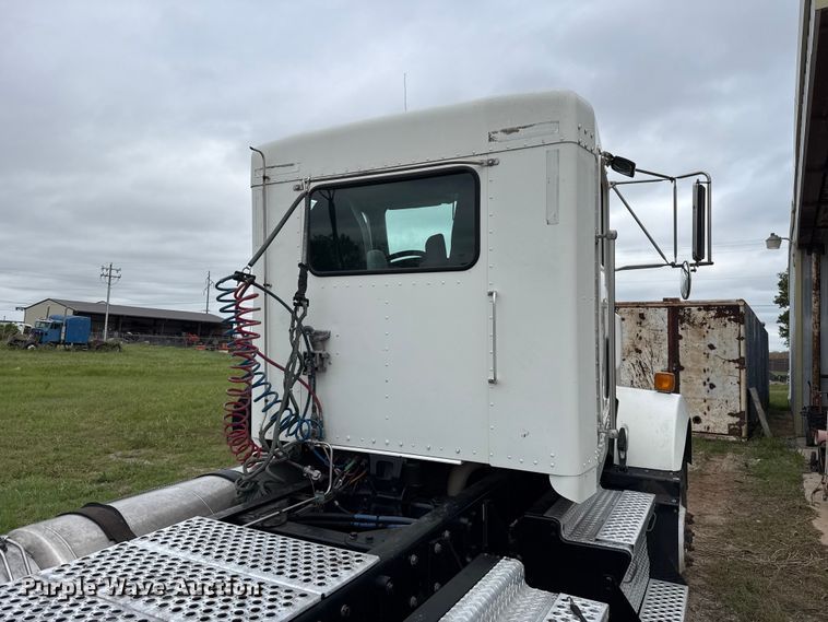 image for item ET6047 2011 Kenworth T8 Series semi truck