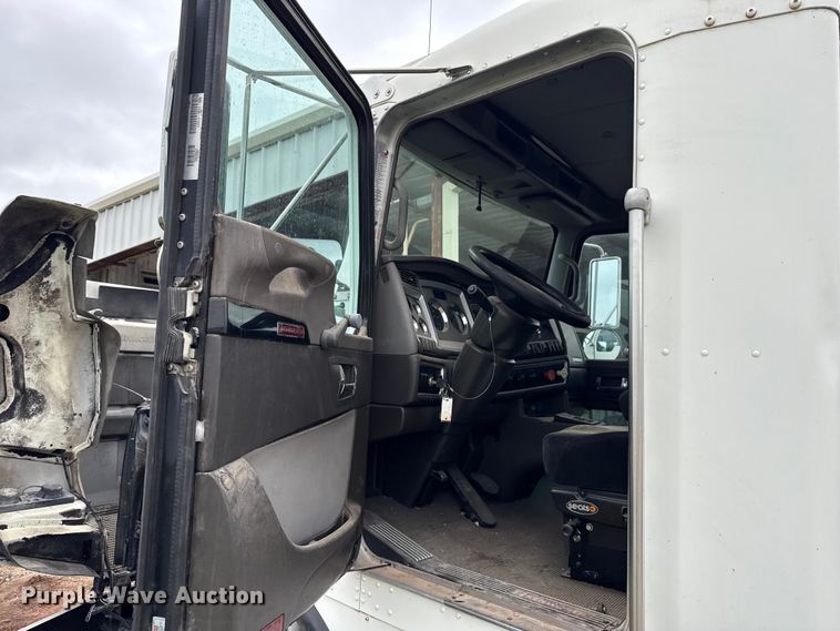 image for item ET6047 2011 Kenworth T8 Series semi truck