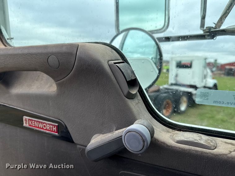 image for item ET6047 2011 Kenworth T8 Series semi truck