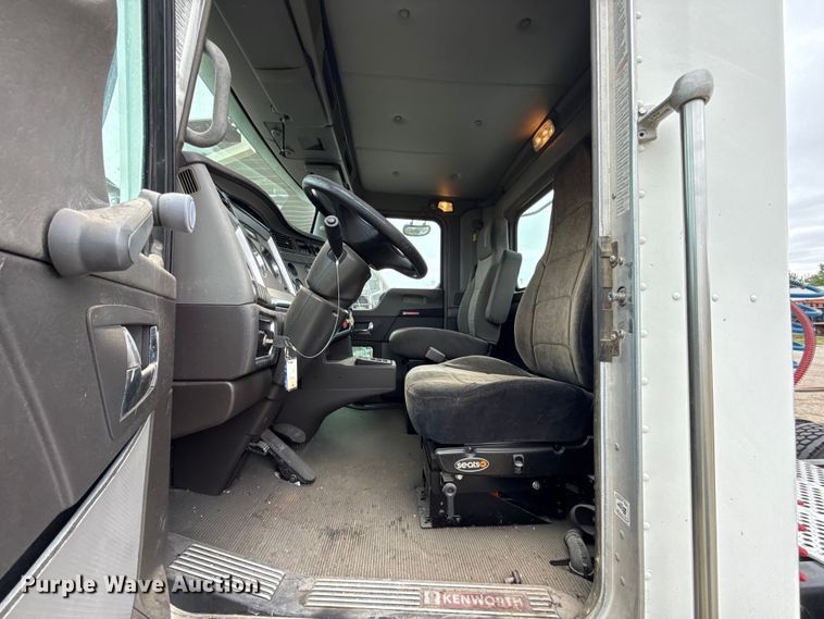 image for item ET6047 2011 Kenworth T8 Series semi truck