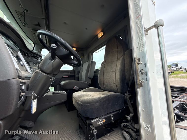 image for item ET6047 2011 Kenworth T8 Series semi truck