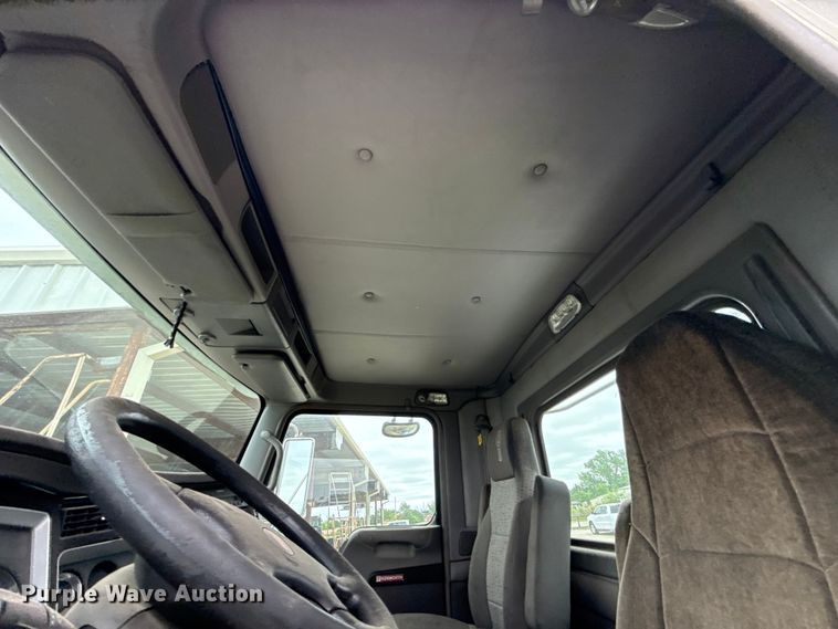 image for item ET6047 2011 Kenworth T8 Series semi truck