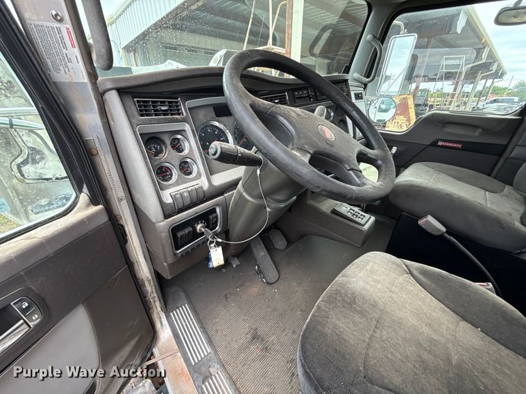 image for item ET6047 2011 Kenworth T8 Series semi truck