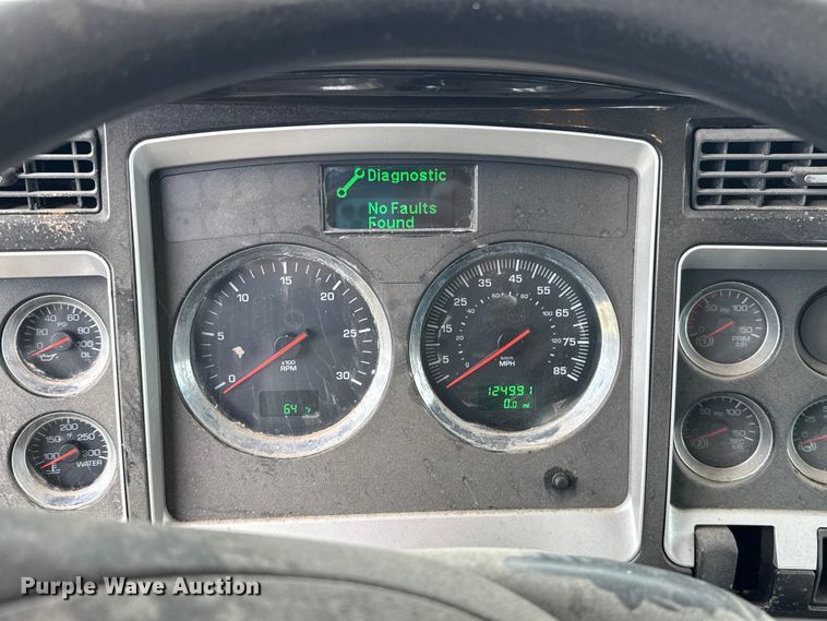 image for item ET6047 2011 Kenworth T8 Series semi truck