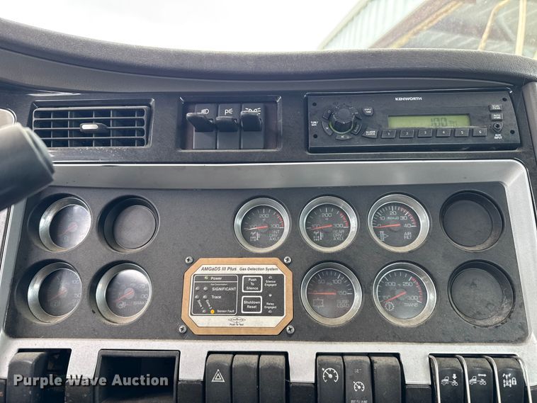 image for item ET6047 2011 Kenworth T8 Series semi truck