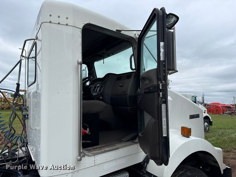 image for item ET6047 2011 Kenworth T8 Series semi truck