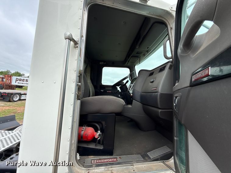 image for item ET6047 2011 Kenworth T8 Series semi truck