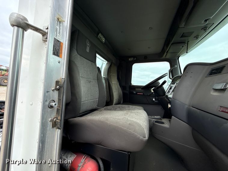 image for item ET6047 2011 Kenworth T8 Series semi truck