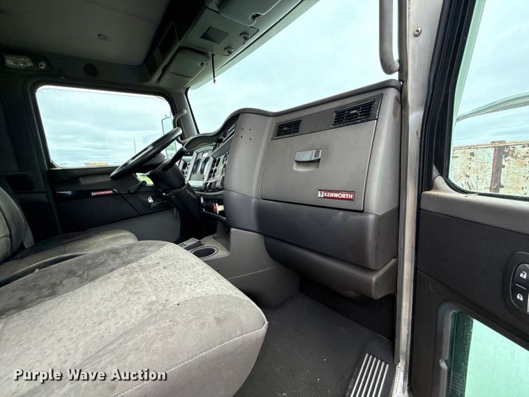 image for item ET6047 2011 Kenworth T8 Series semi truck