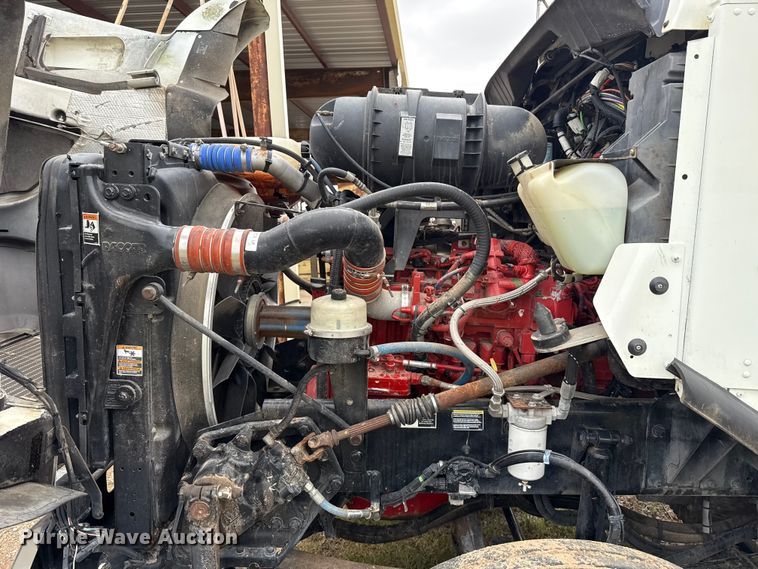image for item ET6047 2011 Kenworth T8 Series semi truck