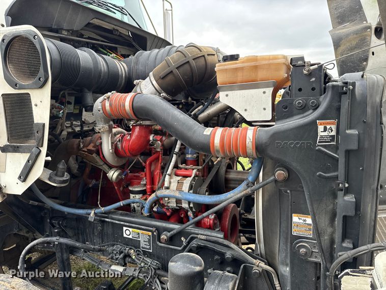 image for item ET6047 2011 Kenworth T8 Series semi truck
