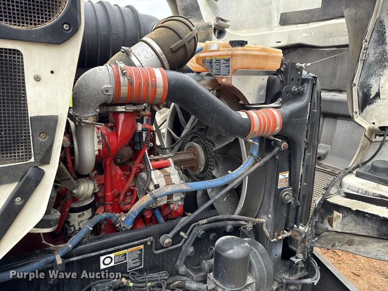 image for item ET6047 2011 Kenworth T8 Series semi truck