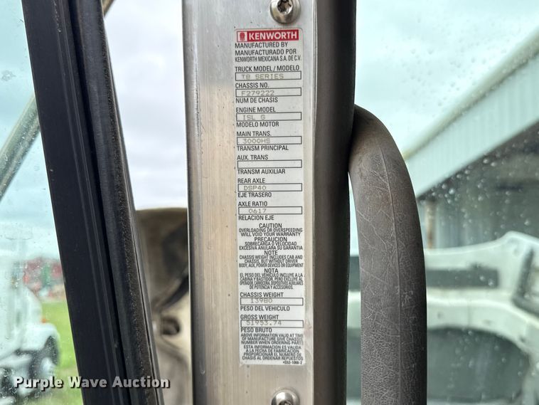 image for item ET6047 2011 Kenworth T8 Series semi truck