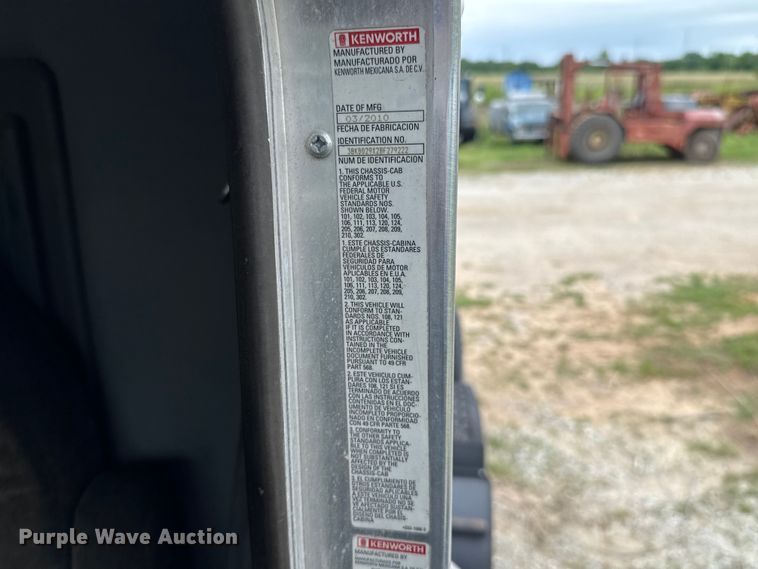 image for item ET6047 2011 Kenworth T8 Series semi truck