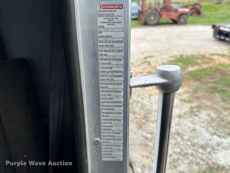 image for item ET6047 2011 Kenworth T8 Series semi truck