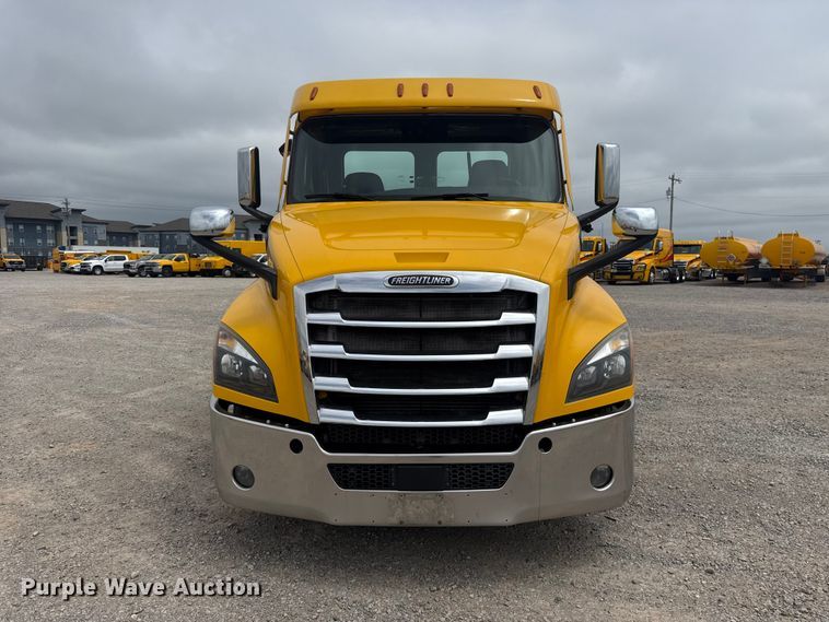 image for item ET6079 2021 Freightliner Cascadia 126 semi truck