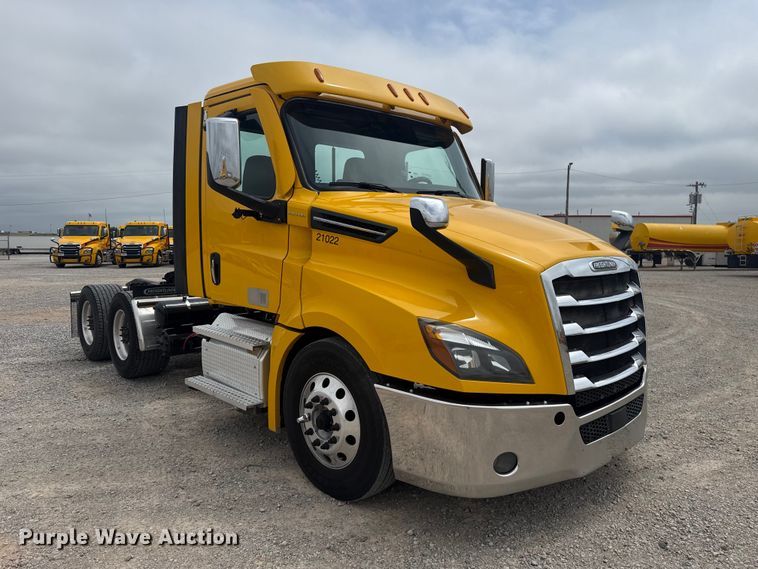 image for item ET6079 2021 Freightliner Cascadia 126 semi truck