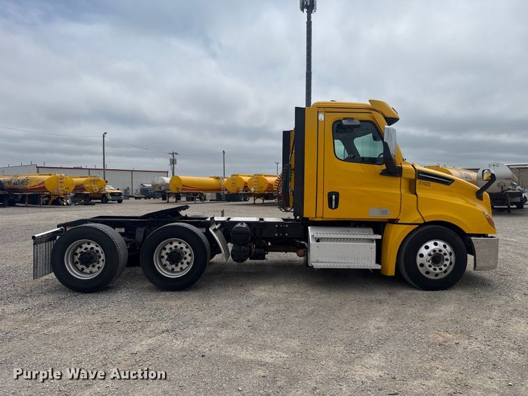 image for item ET6079 2021 Freightliner Cascadia 126 semi truck