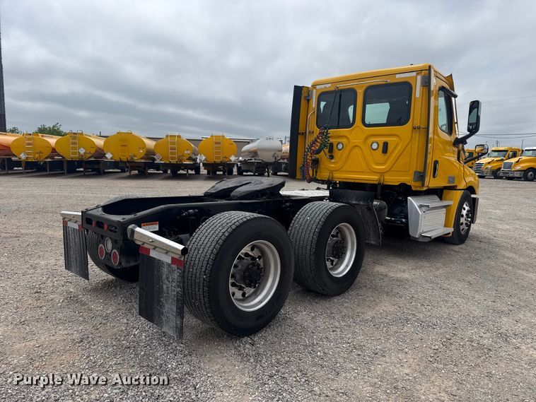 image for item ET6079 2021 Freightliner Cascadia 126 semi truck