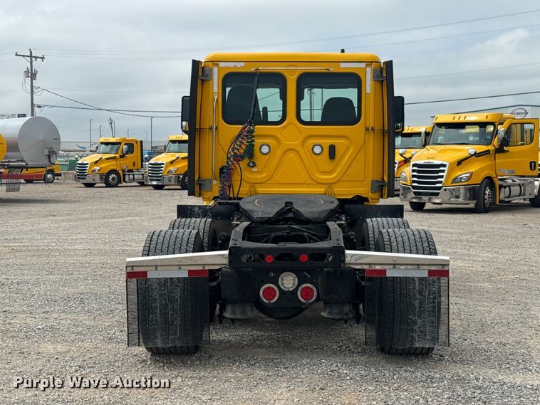 image for item ET6079 2021 Freightliner Cascadia 126 semi truck