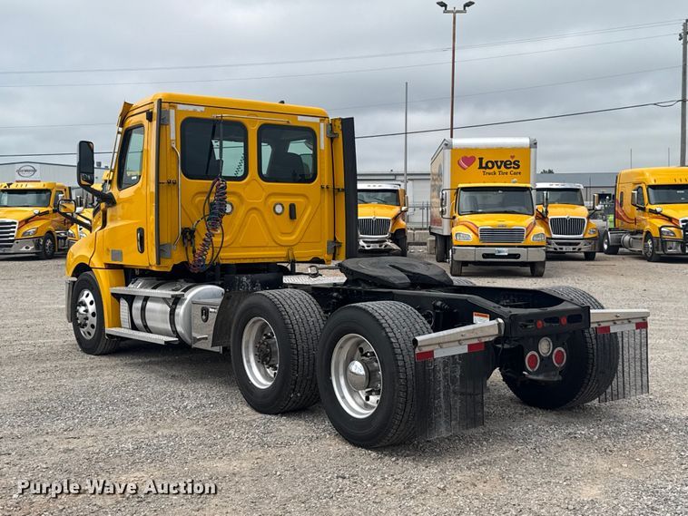 image for item ET6079 2021 Freightliner Cascadia 126 semi truck