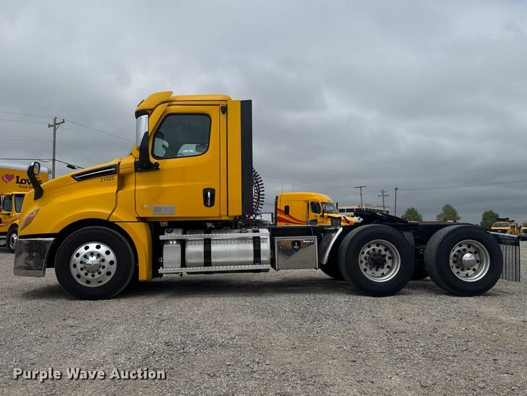 image for item ET6079 2021 Freightliner Cascadia 126 semi truck