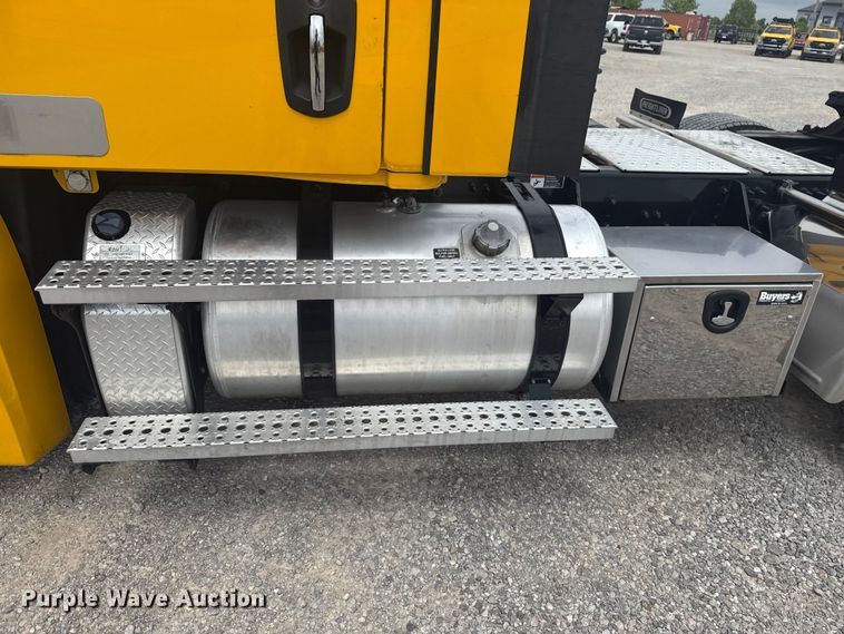 image for item ET6079 2021 Freightliner Cascadia 126 semi truck