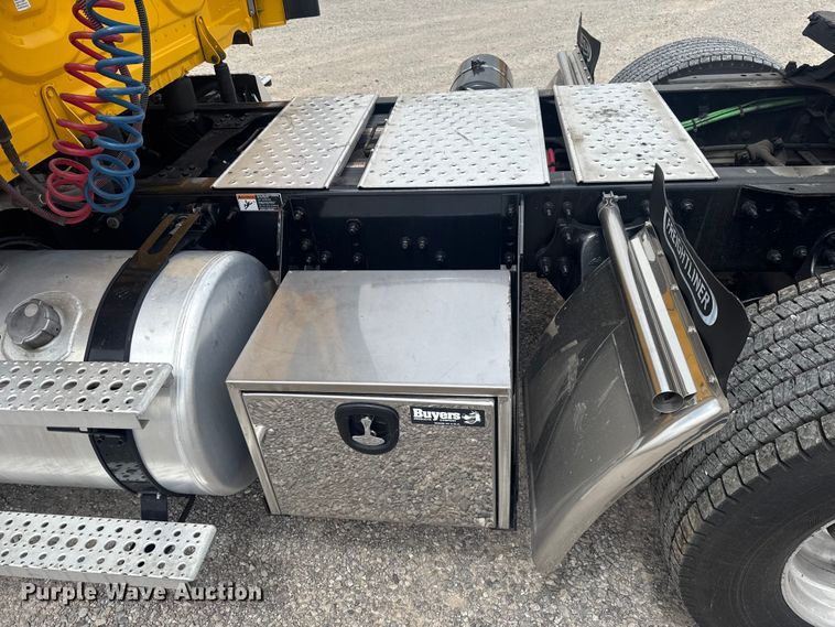 image for item ET6079 2021 Freightliner Cascadia 126 semi truck