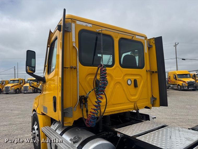 image for item ET6079 2021 Freightliner Cascadia 126 semi truck